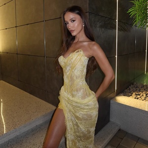 <span class=keywords><strong>Vestidos</strong></span> <span class=keywords><strong>de</strong></span> Noche Maxi <span class=keywords><strong>de</strong></span> Lujo Ligero <span class=keywords><strong>de</strong></span> Fibra <span class=keywords><strong>de</strong></span> Poliéster con Encaje Amarillo, Lentejuelas, Abertura Alta, Plisado Elaborado y Tirantes Finos Tipo Top Bandeau - Product Image 3