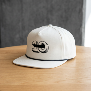 Casquette Snapback personnalisée blanche à 6 panneaux avec logo noir numéro 10 sur le panneau avant, unisexe, décontractée, en toile de coton, réglable - Product Image 1