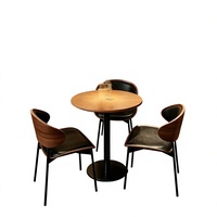 Ensemble table et chaises de bar vintage en bois massif de style américain pour pubs, bars à vin, cafés commerciaux, mobilier de salle à manger commerciale