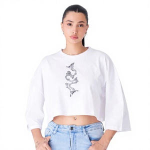 เสื้อยืดครอปสีขาวสำหรับผู้หญิง แขนสามส่วน คอกลม ทรงหลวม พิมพ์ลายด้วยมือ สไตล์ลำลองสำหรับฤดูใบไม้ผลิและฤดูร้อน - Product Image 1