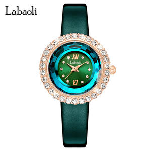 Reloj de Pulsera de Cuero para Mujer con Esfera Redonda, Cristal y Adornos de Diamantes - Product Image 1