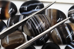 Ónix Sintético (Creado en Laboratorio) de Calidad AAA+ con Banda, Cabujón Pulido, Piedra Suelta con Juego de Color, Sin Agujero para Fabricación de Joyas - Product Image 2