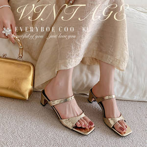 Nuevo modelo de sandalias de mujer con punta cuadrada, de color sólido, sencillas y a la moda, casuales, duraderas, con tacón medio grueso. - Product Image 5