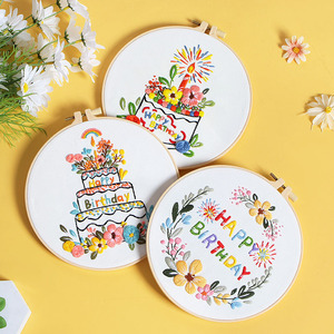 Nouveau kit de broderie DIY en coton fait main Joyeux <span class=keywords><strong>Anniversaire</strong></span>, motif gâteau, bougies et feux <span class=keywords><strong>d</strong></span>'artifice, pour <span class=keywords><strong>d</strong></span>écoration murale, de table, de fête à domicile et cadeau - Product Image 2