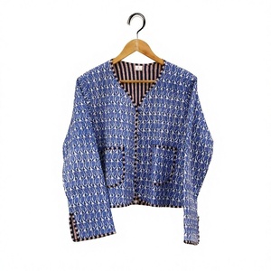 เสื้อแจ็คเก็ตลายสีน้ำเงินมีลวดลายสีขาวที่ประณีต พร้อมกระเป๋าด้านหน้า สร้างสไตล์ชาติพันธุ์ที่หลากหลาย - Product Image 1