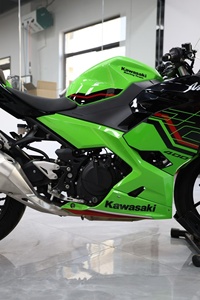Motocicleta de Segunda Mano, Marca Modelo 400, Color Verde, con 16500 km, Rendimiento Confiable y Diseño Icónico. - Product Image 3