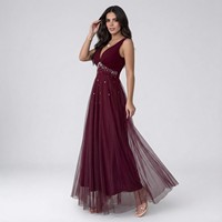 Robe longue de soirée élégante pour femme, col en V profond, bretelles spaghetti, ornée de perles, en tulle, coupe trapèze, avec superposition en maille, idéale pour les mariages et bals de promo