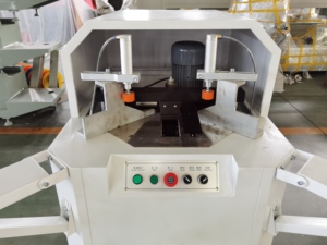 Machine de nettoyage d'angle de fenêtre en PVC CNC de haute qualité, ligne de traitement CNC pour fenêtres et portes en PVC - Product Image 4