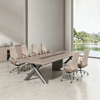 Table de conférence rectangulaire moderne pour 10 personnes avec gestion des câbles et base en métal.