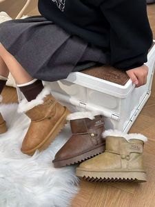 Ces bottes de neige pour enfants sont en cuir souple et imperméable. Ils sont conçus avec des fermetures éclair et offrent une excellente chaleur. - Product Image 6