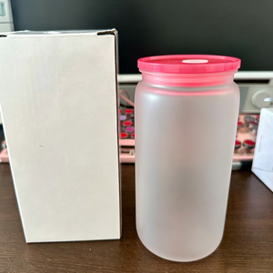 Vaso de Plástico Esmerilado de 16oz con Logotipo Personalizado, Vaso de Plástico Tipo Lata de Cerveza con Pajita de Plástico y Tapa Acrílica para Vinilo UV DTF - Product Image 4