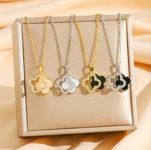 <span class=keywords><strong>Collar</strong></span> de Cadena de Acero de Titanio con Colgante de Flores Blancas y Negras de Doble Capa al por Mayor para Mujer - Product Image 1