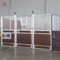 Establos de madera Ameristall, establos económicos para caballos, puertas para establos en venta para cuartos de aparejos.