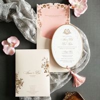Invitations de mariage ovales personnalisées de luxe, cartes d'invitation gaufrées à l'or avec pompon pour une papeterie de mariage élégante