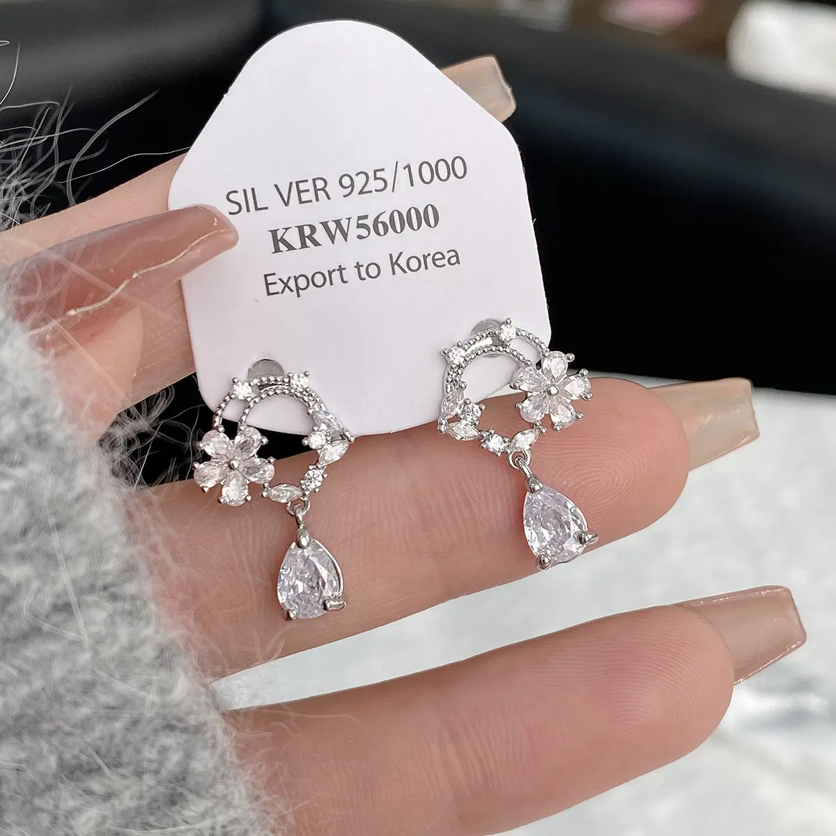 Anting-anting tetesan air zirkon bunga elegan, klip anting-anting kancing liontin bunga lima kelopak zirkon untuk pakaian pernikahan sehari-hari