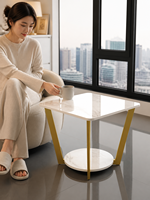 Table d'appoint carrée en dalle de roche blanche, directement de l'usine, avec cadre en fer doré incliné et étagère inférieure pour salon, hôtel, OEM, ODM