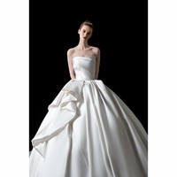 Robe de mariée de luxe classique sans bretelles en satin, style robe de bal, avec fleurs en dentelle, grande taille, corsage drapé, jupe à volants, traîne chapelle, sur mesure