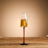 Verre à vin rouge de style nordique bordeaux, luxe léger, pour usage domestique, corps rouge, base noire, fond concave, en cristal