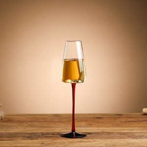 Calice da Vino Rosso in Stile Nordico di Lusso, Corpo Rosso e Base Nera, Fondo Concavo in Cristallo per Uso Domestico - Product Image 2