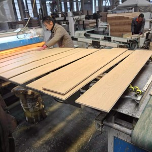 Planchers en bois d'ingénierie en chêne imperméables, planches de revêtement de sol en plastique à trois couches, carreaux imitation bois durables et élégants - Product Image 4