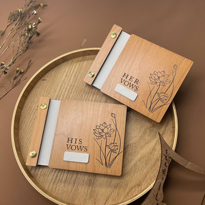 Couverture rigide graver fleur de lotus en bois et faux cuir relié pour la mariée et le marié pour faire leurs livres de vœux de mariage - Product Image 1