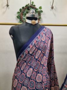 Sari de crepé de satén Ajrakh azul para mujer, ropa informal ligera con estampado étnico de secado rápido para fiesta de boda - Product Image 6