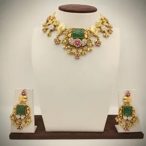Ensemble collier et boucles d'oreilles en or de style antique avec pierre centrale verte, bijoux ethniques de mariée - Product Image 2