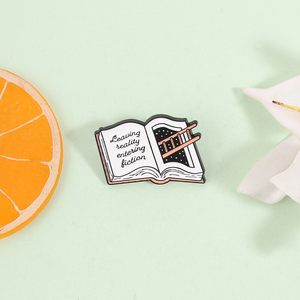 Creatieve boeken emaille pinset: De realiteit verlaten, de fictie binnenkomen. Metalen badge, elegante lees-pin, accessoire, cadeau. - Product Image 1