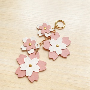 Llavero Digital Kuffskin con Diseño de Flor de Cerezo, Estilo Recortado, Ecológico, Forma 3D, Ligero, con Mosquetón, Accesorio Bonito de PU - Product Image 4