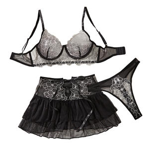 ملابس داخلية نسائية مثيرة جديدة لعام 2025، طقم من 3 قطع من الدانتيل الشفاف المطرز بالزهور مع حمالة صدر وسروال داخلي نصف جي سترينغ - Product Image 5