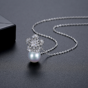 LUOTEEMI Collier Pendentif Fleur Flocon de Neige en <span class=keywords><strong>Perle</strong></span> de Coquillage Synthétique Élégante <span class=keywords><strong>avec</strong></span> Zircon Cubique – Grande Vente - Product Image 5