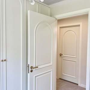 Puerta Interior Francesa de Madera Maciza con Núcleo de MDF, Chapa de Roble y Acabado Lacado - Product Image 1