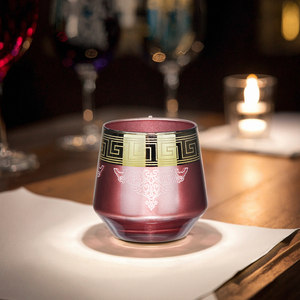 Gobelet en verre rouge bourgogne avec clé grecque dorée et motif blanc, verres de luxe pour occasions spéciales - Product Image 5