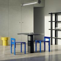 Ensemble table et chaises contrastées de style nordique pour cour, balcon ouvert, mobilier de loisirs extérieur
