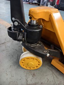 Transpaleta Manual con Capacidad de Carga de 3000 kg, Longitud de Horquilla de 1200 mm, Ruedas de Nylon Amarillas, Uso en Interiores, Modelo 685/550 - Product Image 6