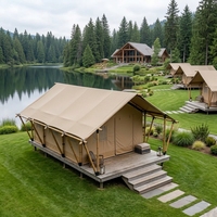 Tente de glamping haut de gamme avec structure en bois, type lodge safari, pour camping de luxe en extérieur, dotée d'une plateforme à escaliers