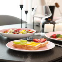Le 16 septembre, des pièces de vaisselle luxueuse en pierre de céramique rose et des couvertures d'assiettes du restaurant sont en promotion