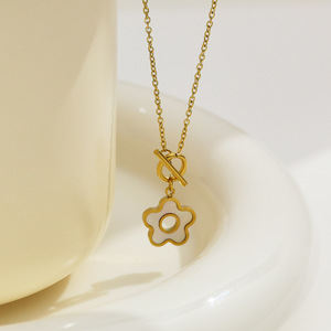 สร้อยคอสแตนเลสสตีล18K พร้อมจี้รูปดอกไม้สไตล์ฝรั่งเศส - Product Image 3