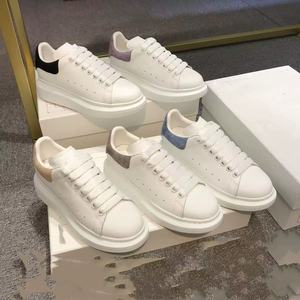 <span class=keywords><strong>Scarpe</strong></span> <span class=keywords><strong>da</strong></span> passeggio sportive <span class=keywords><strong>da</strong></span> uomo e <span class=keywords><strong>da</strong></span> <span class=keywords><strong>donna</strong></span> illuminate Sneakers <span class=keywords><strong>da</strong></span> <span class=keywords><strong>Tennis</strong></span> per l'estate invernale moda Casual di alta qualità - Product Image 1