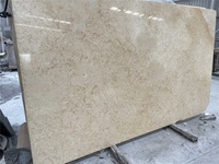 Escalier en marbre beige clair avec marches droites et courbes, carreaux durables pour usage hôtelier, escaliers intérieurs