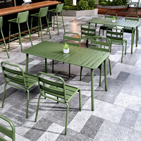 Ensemble table et chaises de café en bambou moderne, mobilier d'extérieur commercial, idéal pour les salons de thé, terrasses et bars.