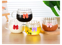 Jolie tasse en verre transparente en forme de citrouille pour les boissons, jus de fruits et café avec un design à nœud papillon