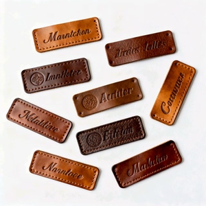 <span class=keywords><strong>Logo</strong></span> personnalisé de <span class=keywords><strong>haute</strong></span> qualité en relief en daim à coudre fer étiquette en cuir écologique estampage à chaud Chine fabricant en forme de rouleau - Product Image 4