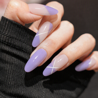 Faux ongles longs en amande à presser, base nude, violet lavande, blocs de couleur géométriques, ligne blanche, brillants