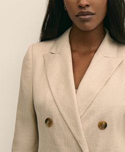 Blazer croisé pour femme en tissu de lin naturel personnalisé, col à revers cranté, coupe ajustée, beige, veste de costume professionnelle pour femme avec poches à rabat - Product Image 5