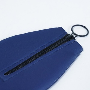 Manchon pour bouteille de bière en cuir à motif camouflage, isolé, style moderne et épuré, avec anneau de traction à fermeture éclair et support pour stubby, logo personnalisé - Product Image 3