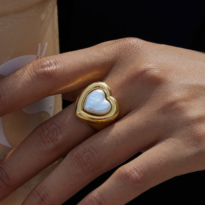 Anillo en Forma de Corazón Chapado en Oro con Incrustaciones de Perlas, Regalo de San Valentín para Mujer, Joyería Fina - Product Image 1