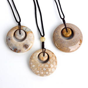 Nouveau Pendentif Donut en Cristal de Jade Corail Naturel Sculpté, Design Artisanat, Motif Mère-Enfant, pour la Fabrication de Bijoux - Product Image 3