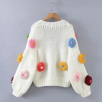 Haut en crochet personnalisé femmes tricoté à la main hiver Cardigan Style décontracté à la main 3D fleur gros pull manteau avec manches lanterne