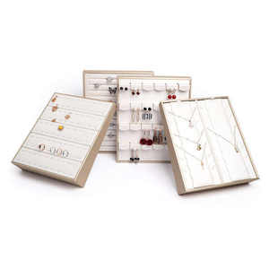 Plateau de présentation de bijoux de luxe en cuir PU doré avec fentes pour bagues, boucles d'oreilles et pendentifs - Product Image 1